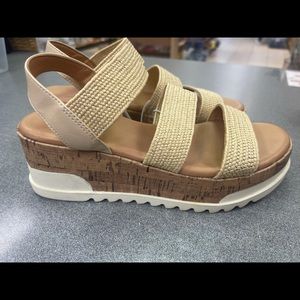 NWT Universal Thread women’s size 6 1/2 sandals